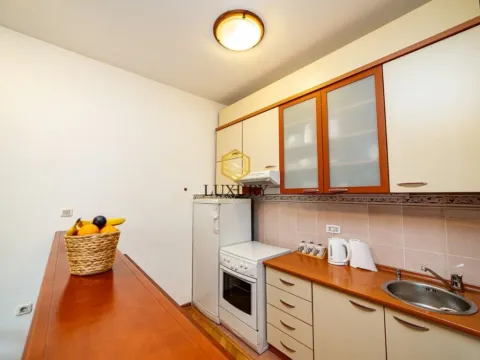 Izdavanje, jednosoban stan, 67m², Centar, Budva - image 9