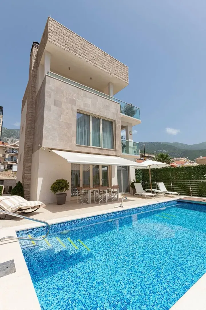 Sale, parking/garage, 400m², Bečići, Budva