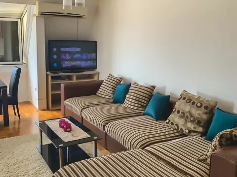 Izdavanje, trosoban stan, 120m², Centar, Podgorica - image 1