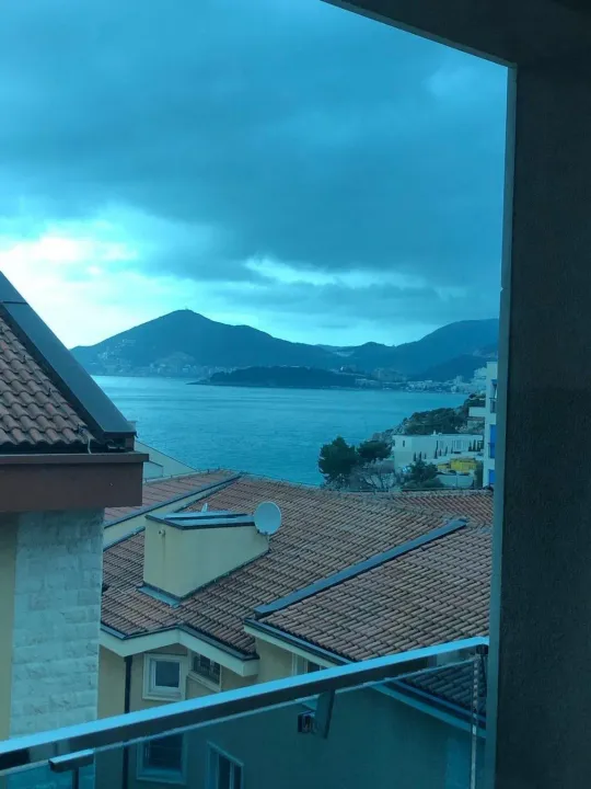 Izdavanje, dvosoban stan, 62m², Pržno, Budva