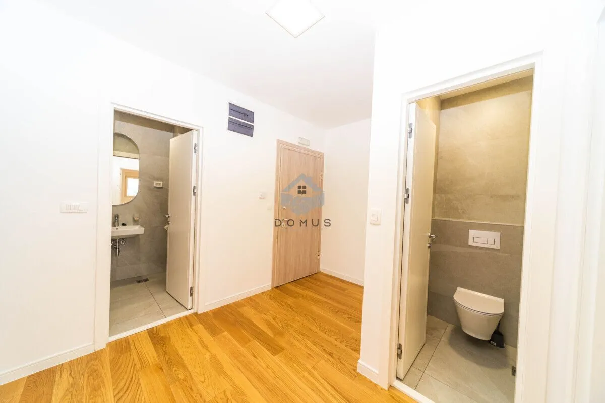 Rent, office space, 68m², Central Point, Podgorica