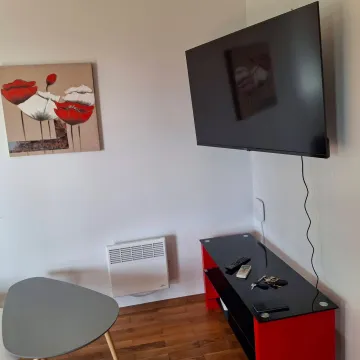 Dio dnevnog boravka sa televizorom, komodom i slikom na zidu. - image 12