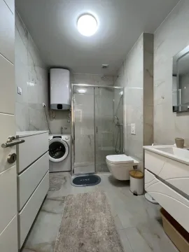 Moderne kupatilo sa tuš kabinom, umivaonikom i veš mašinom. - image 7