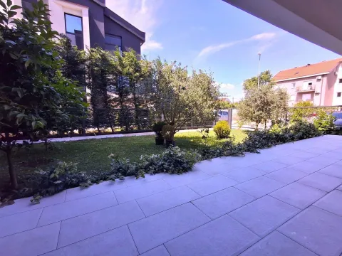 Pogled sa terase na uređeno dvorište i zelenilo. - image 15