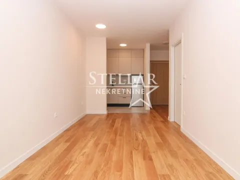 Izdavanje, poslovni prostor, 40m², Central Point, Podgorica - image 2