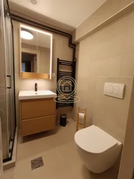 Moderno kupatilo sa tuš kabinom, umivaonikom i WC šoljom. - image 13