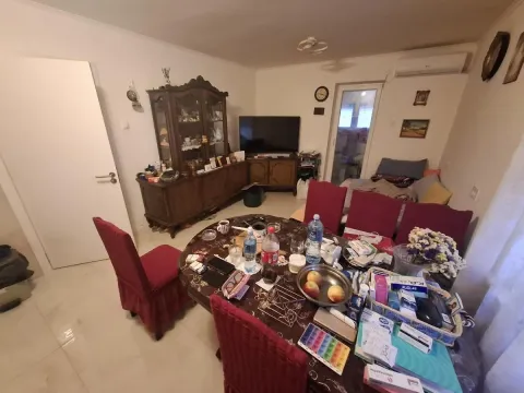 Dnevna soba sa trpezarijskim stolom i nameštajem. - image 2