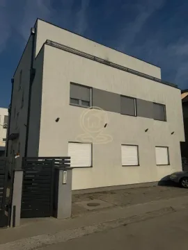 Pogled na spoljašnjost moderne stambene zgrade sa dvorištem i ogradom. - image 33