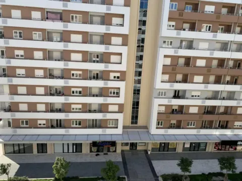 Pogled na spoljašnjost moderne višestambene zgrade sa terasam i poslovnim prostorom u prizemlju. - image 5