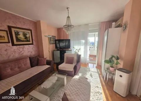 Dnevna soba sa garniturom, stočićem i televizorom. - image 6