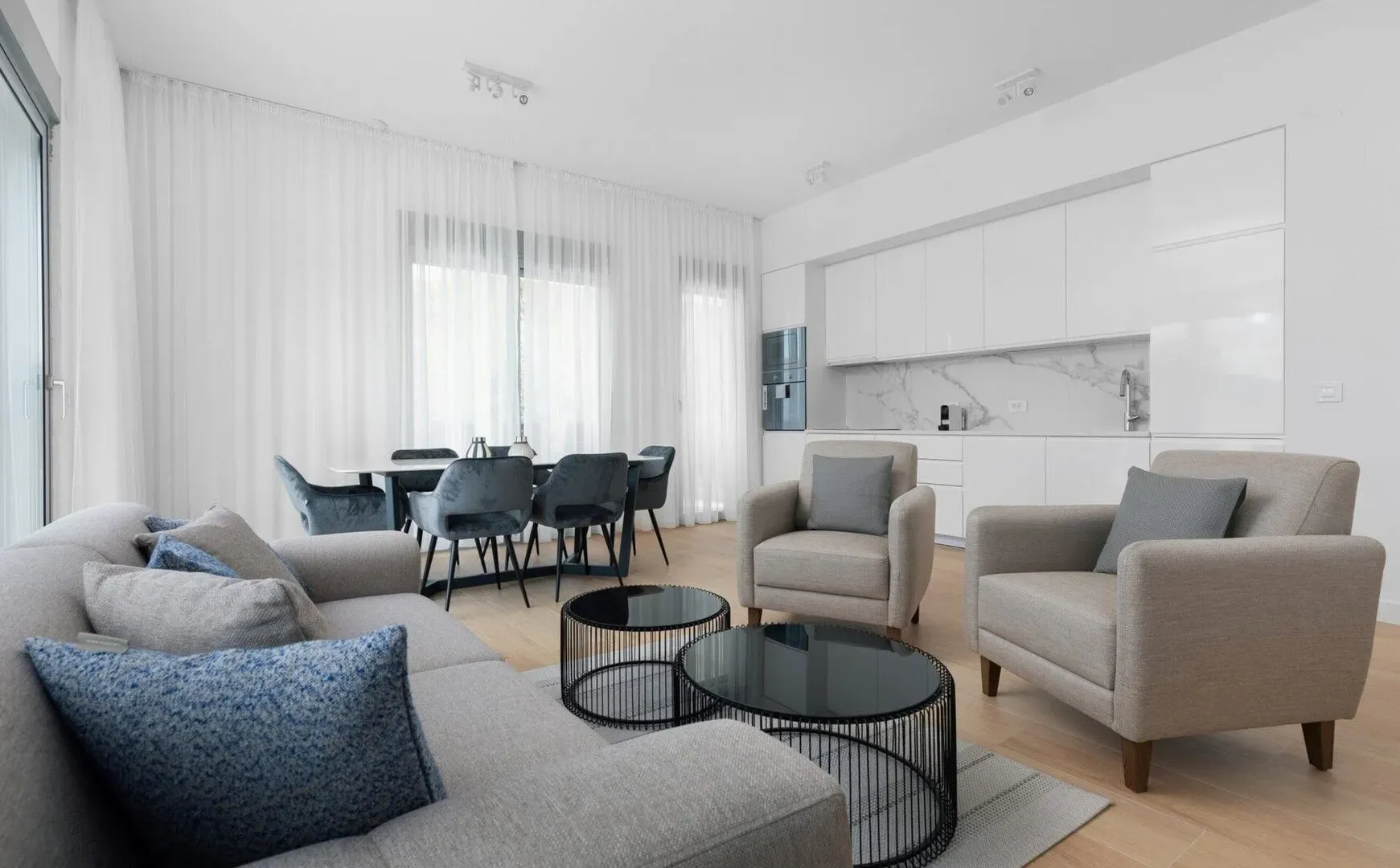 Izdavanje, četvorosoban stan, 273m², Marići, Tivat