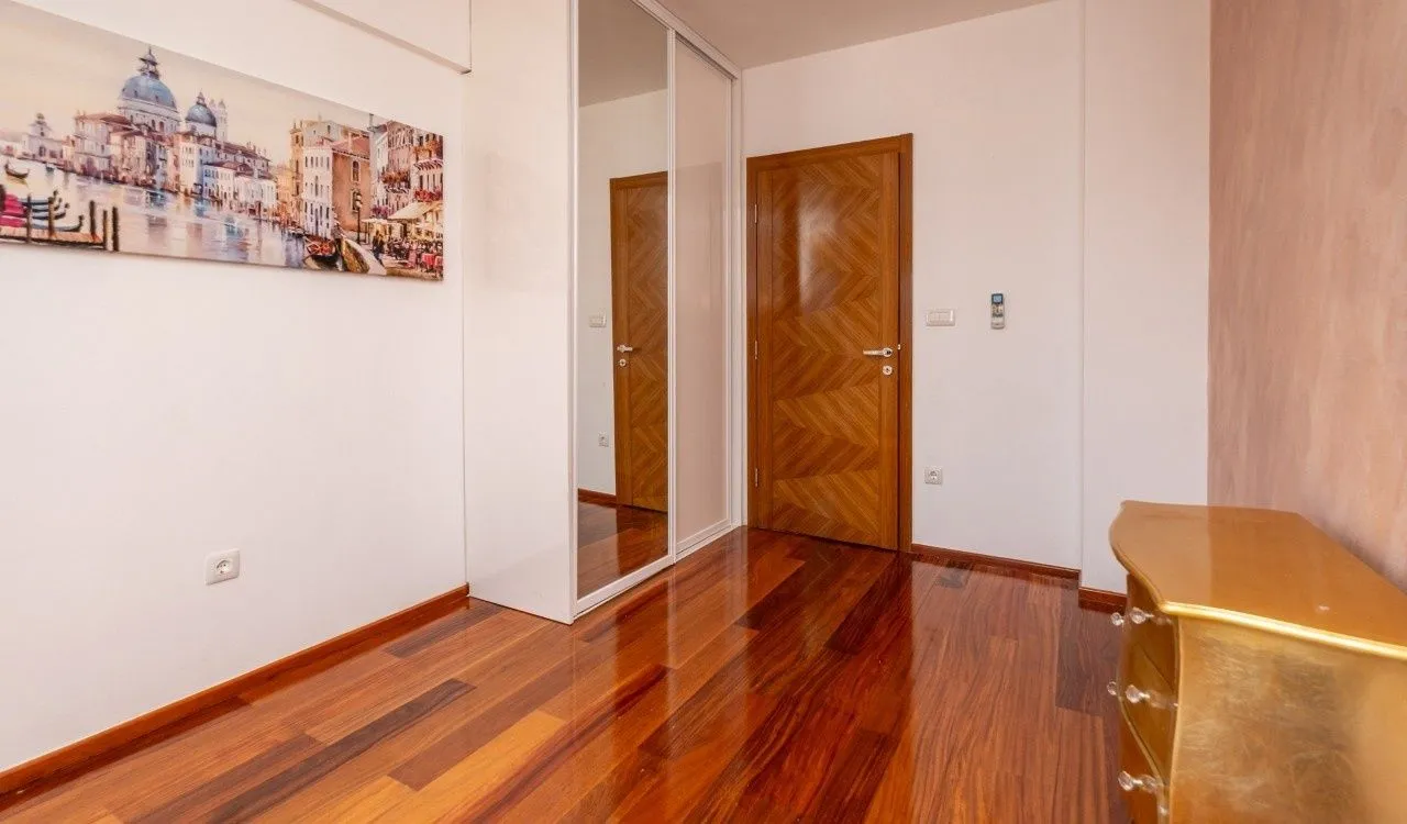 Rent, four bedroom apartment, 140m², Podgorica, Crna Gora