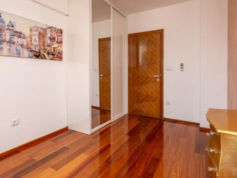 Rent, four bedroom apartment, 140m², Podgorica, Crna Gora - image 6