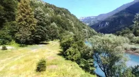 Pogled na prirodu sa rijekom i šumom iz okoline nekretnine. - image 5