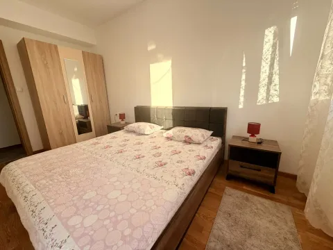 Spavaća soba sa bračnim krevetom, ormarom i noćnim stočićem. - image 10