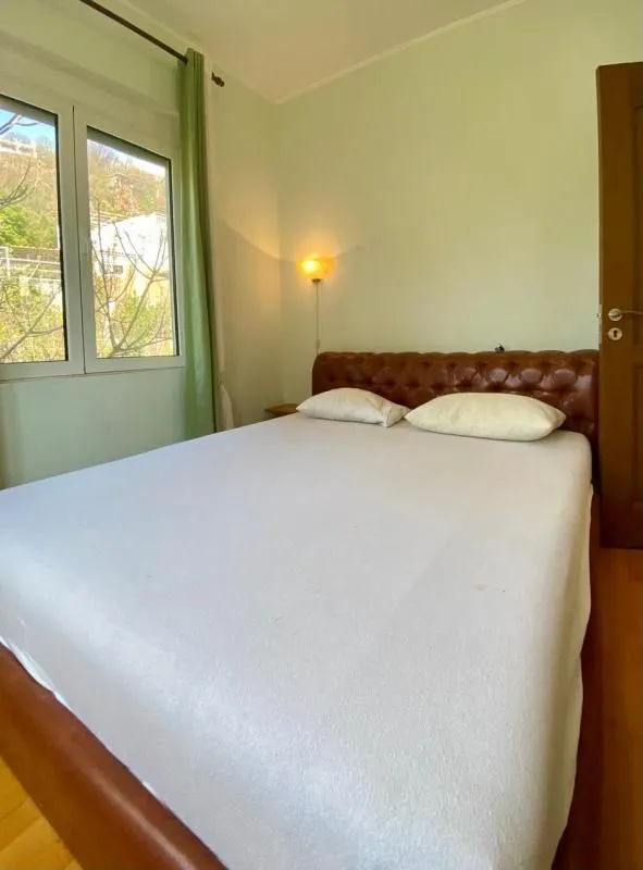Bedroom with a double bed and a window overlooking the yard.