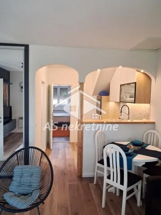 Izdavanje, dvosoban stan, 54m², Kalenić Pijaca, Vračar Sve Podlokacije
