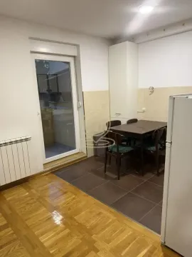 Kuhinja sa trpezarijskim stolom i izlazom na terasu. - image 12