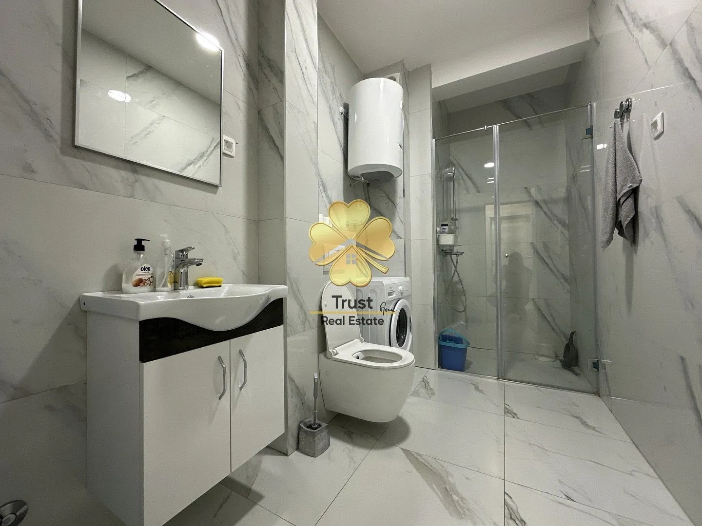 Moderno opremljeno kupatilo sa tuš kabinom, umivaonikom i wc šoljom.