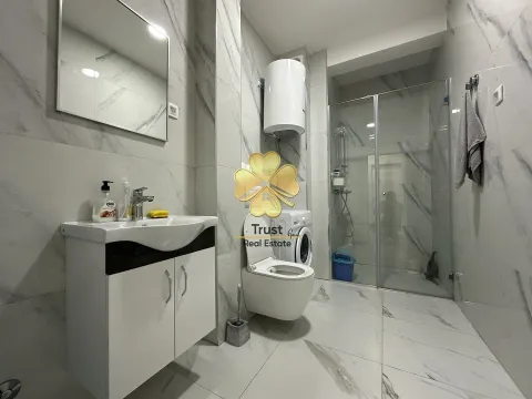 Moderno opremljeno kupatilo sa tuš kabinom, umivaonikom i wc šoljom. - image 8