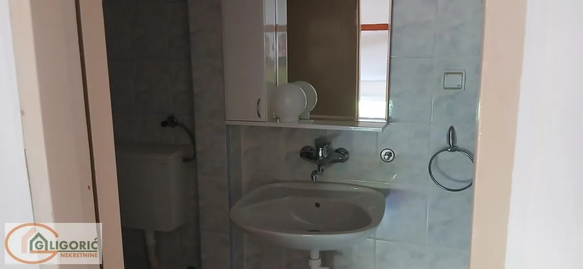 Pogled na kupatilo sa umivaonikom i ogledalom.