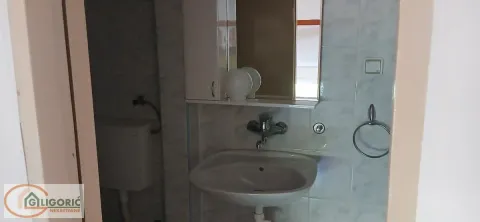 Pogled na kupatilo sa umivaonikom i ogledalom. - image 19