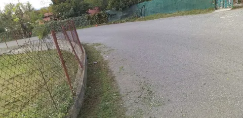 Asfaltirani prilazni put pored ograđenog placa. - image 3