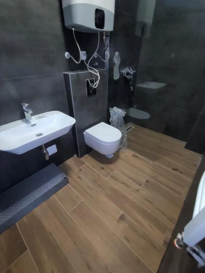 Izdavanje, četvorosoban stan, 200m², Sremska Kamenica, Petrovaradin