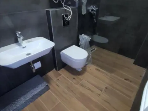 Izdavanje, četvorosoban stan, 200m², Sremska Kamenica, Petrovaradin - image 9