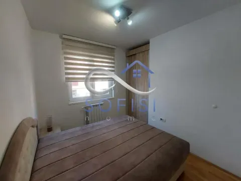 Manja spavaća soba sa bračnim krevetom i ugradnim ormanom. - image 7