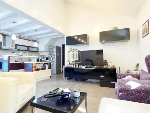 Prodaja, četvorosoban stan, 102m², Dobrota, Kotor - image 2