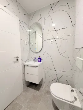 Moderne opremljeno kupatilo sa bijelim pločicama i sanitarijama. - image 9