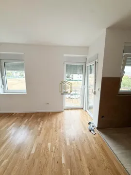 Prazna soba sa drvenim parketom i izlazom na terasu. - image 7