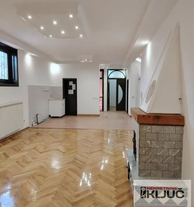 Izdavanje, kuća, 128m², Centar, Novi Sad