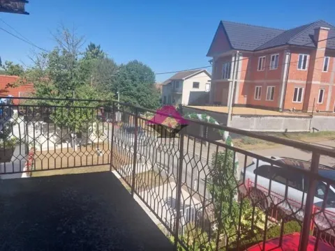 Pogled sa terase na dvorište i susedne kuće. - image 12
