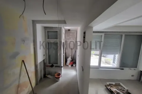 Unutrašnjost nekretnine u fazi renoviranja sa vidljivim građevinskim radovima i materijalima. - image 8