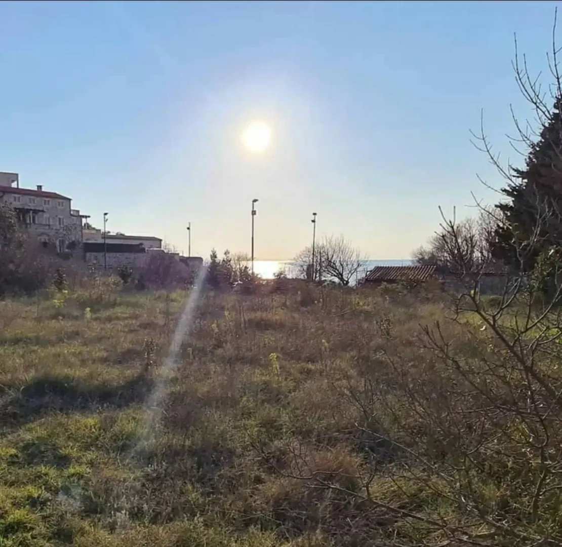 Pogled na plac i okolinu sa sunčanim nebom.