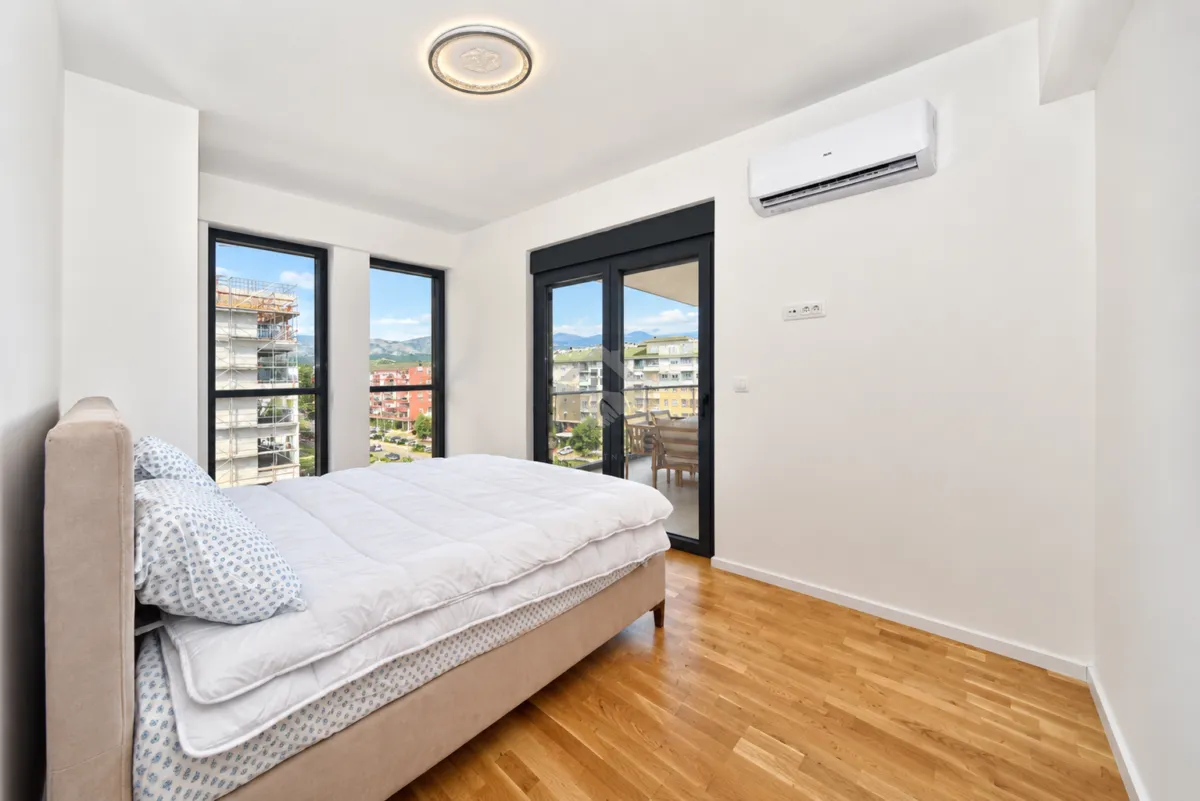 Bedroom with a double bed, air conditioning, and access to the terrace.