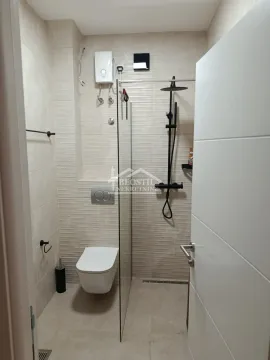 Moderno opremljeno kupatilo sa tuš kabinom i ugradnom šoljom. - image 12