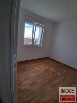 Prazna soba sa parketom i prozorom. - image 10