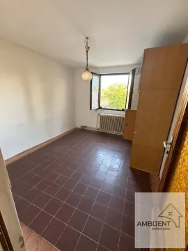 Prazna prostorija sa tamnim pločicama na podu i prozorom. - image 4