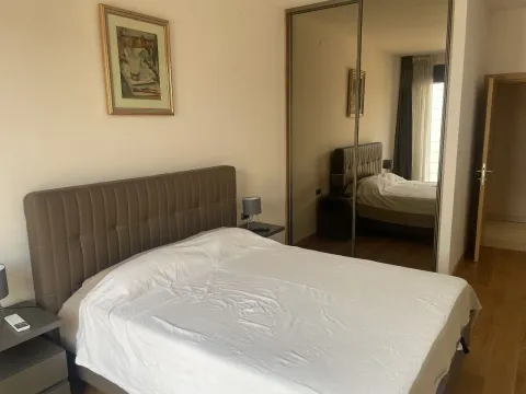 Furnished bedroom with a double bed and a mirrored built-in wardrobe. - image 8