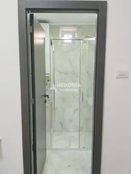 Pogled kroz otvorena vrata na kupatilo sa tuš kabinom. - image 5