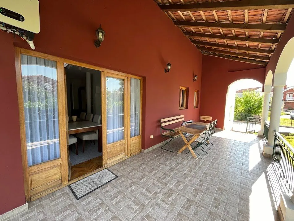 Izdavanje, kuća, 200m², Tološi, Podgorica