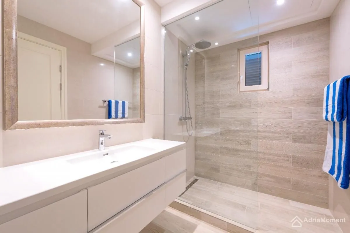 Prodaja, dvosoban stan, 143m², Radovići, Tivat
