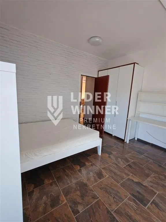 Izdavanje, četvorosoban stan, 120m², Petlovo Brdo, Beograd