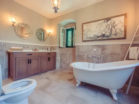 Izdavanje, kuća, 350m², Kostanjica, Kotor - image 10