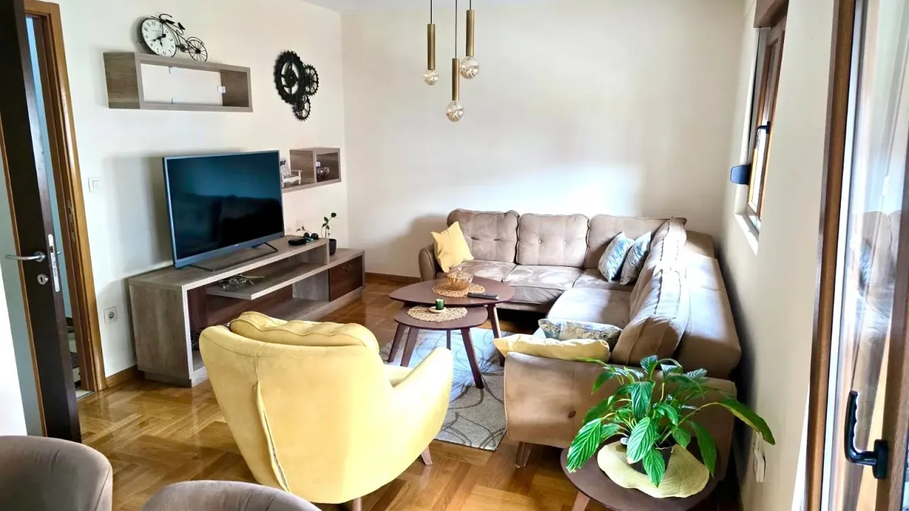 Izdavanje, dvosoban stan, 70m², Stari Aerodrom, Podgorica