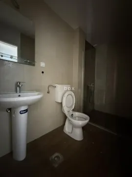 Kupatilo opremljeno umivaonikom, WC šoljom i tuš kabinom. - image 13