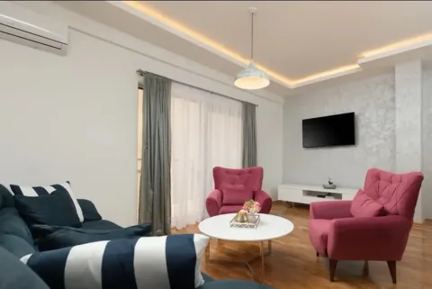 Moderna dnevna soba sa garniturom, foteljama i televizorom. - image 3